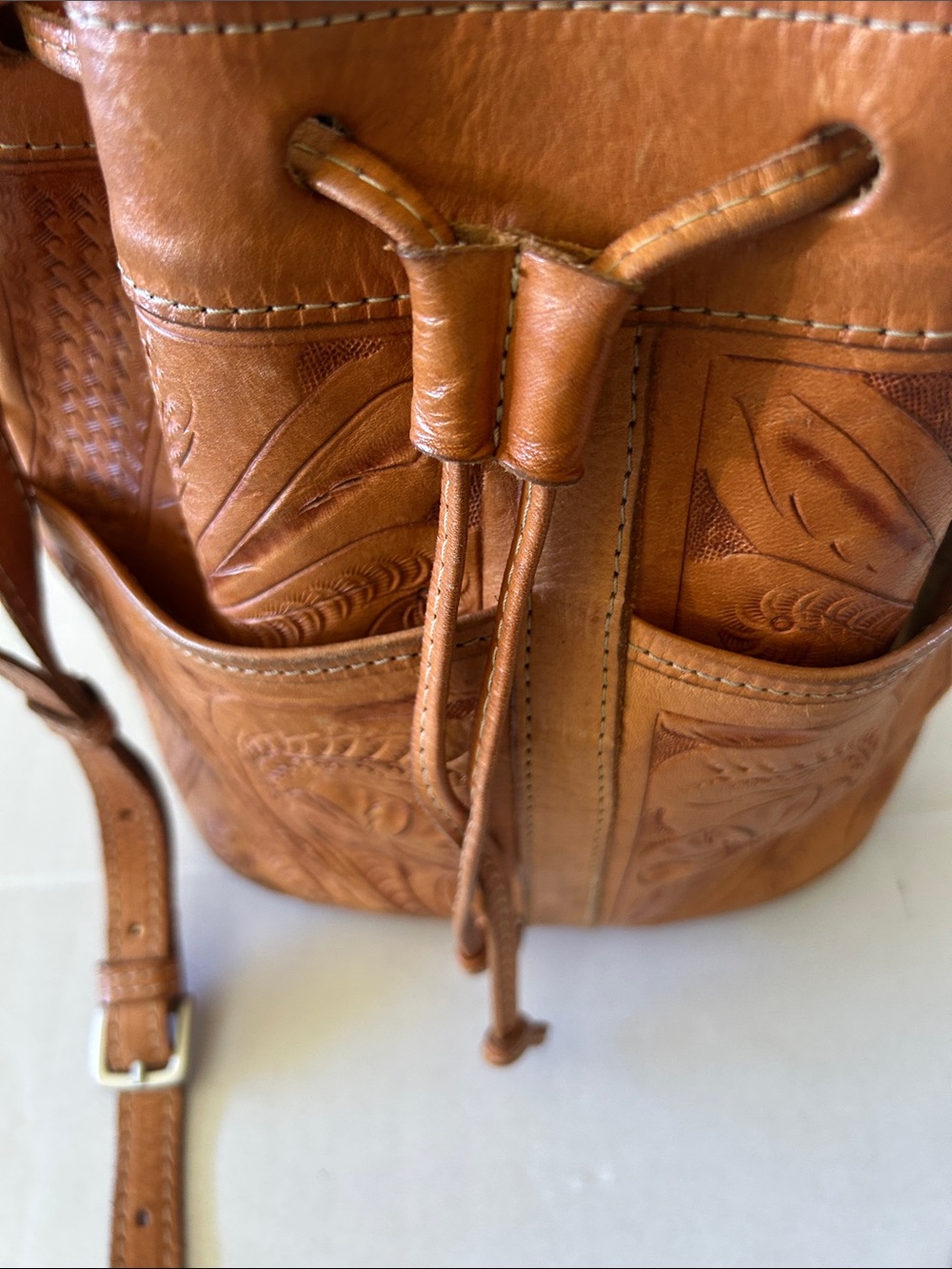 LEATHER DRAWSTRING CROSSBODY BUCKET BAG FEATURING HAND TOOLED FLORAL PATTERNS - Picture 2 of 12